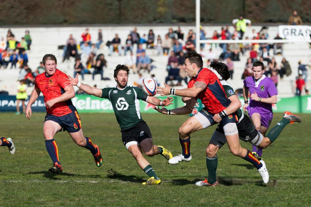 Hombres jugando a rugby